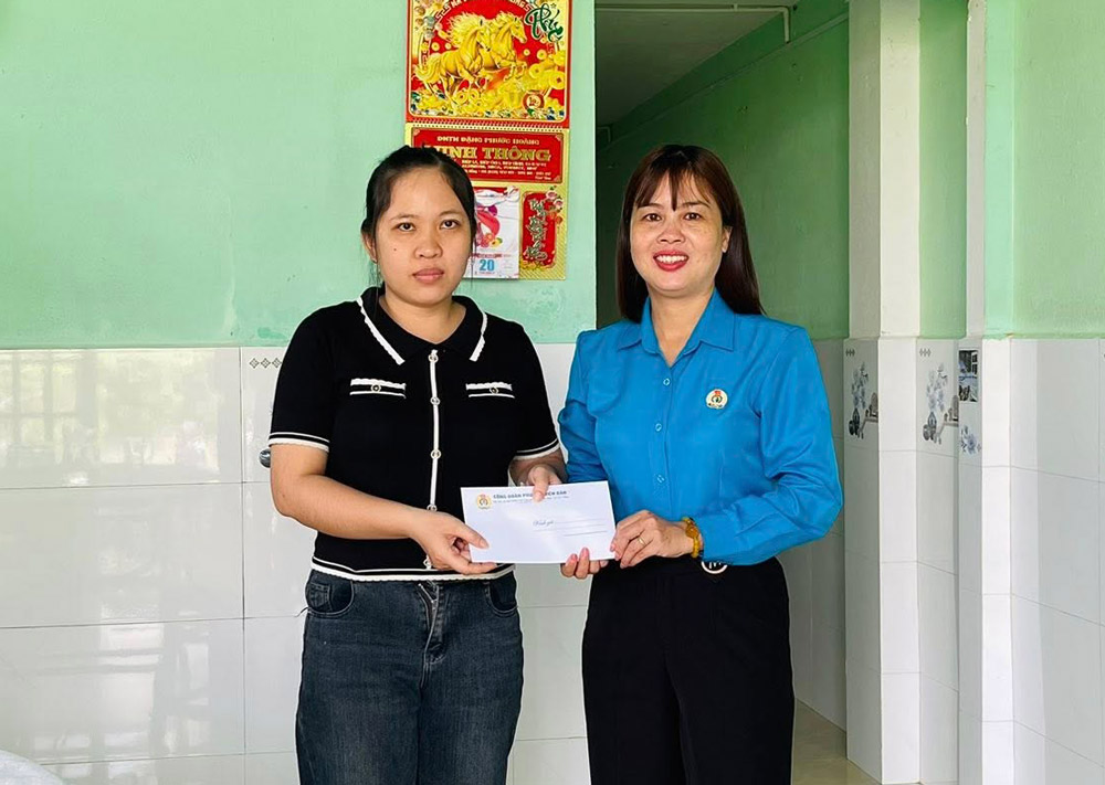 Le syndicat du quartier de Điện Bàn offre des cadeaux à 11 femmes membres du syndicat en difficulté, atteintes de maladies graves et victimes d'accidents du travail dans la région. Photo: Syndicat de Điện Bàn.