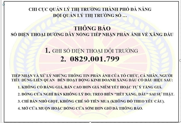 Đà Nẵng hoàn tất dán đường dây nóng tại các cửa hàng xăng dầu. Ảnh: Nguyễn Linh