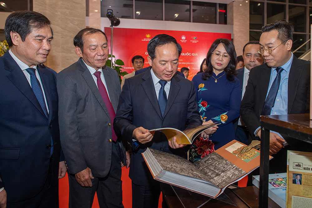 Các đại biểu tham quan không gian trưng bày tại Lễ trao Giải thưởng Sách Quốc gia lần thứ 8. Ảnh: Minh Vũ