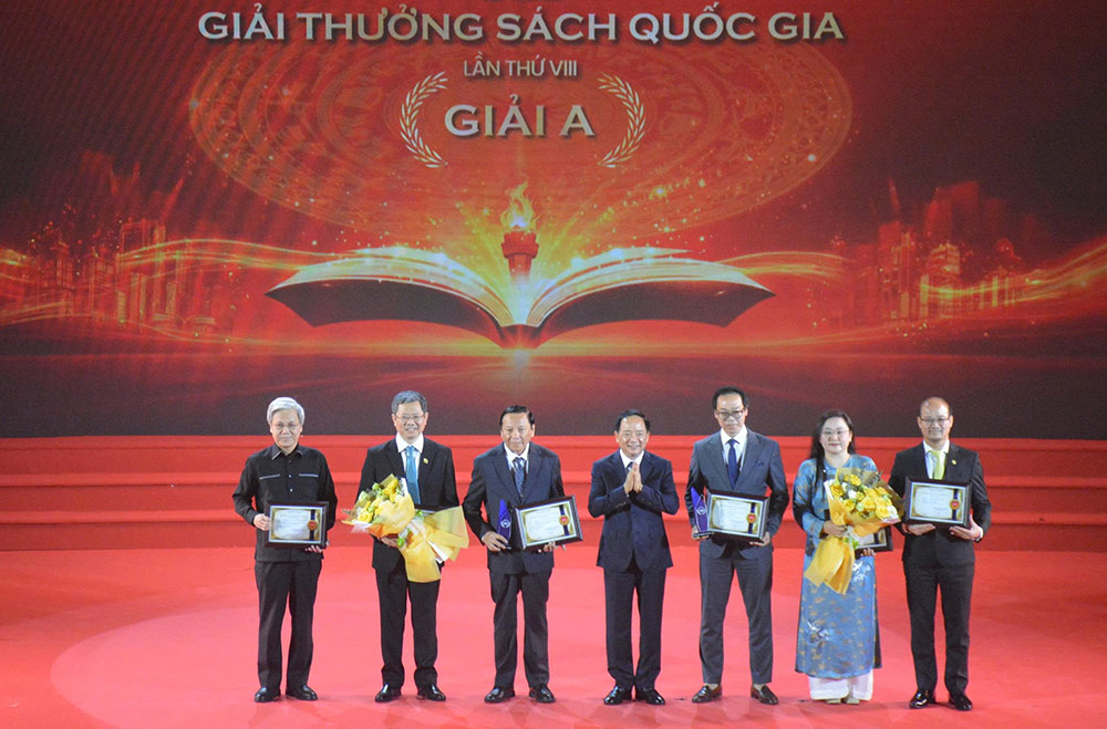 Mr. Trinh Van Quyet, Member of the Politburo, Secretary of the Party Central Committee, Head of the Central Propaganda and Mass Mobilization Commission, awarded 2 A prizes to authors, translators, representatives of publishing houses, and affiliated units with winning works. Photo: Organizing Committee