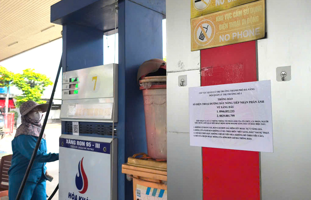 Da Nang Market Management Department has posted notices of hotline phone numbers at all gasoline and oil business stores in the city. Photo: Tuong Minh