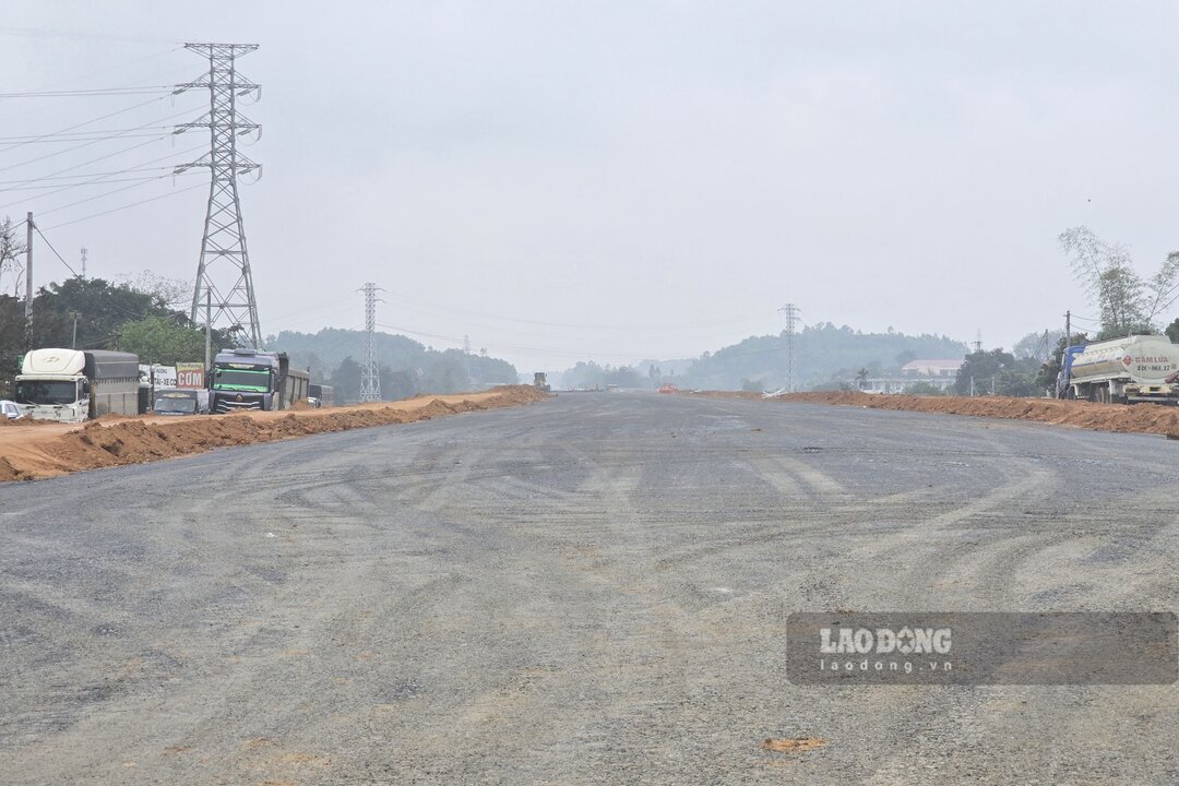 Nhà thầu đã rải cấp phối đá dăm lên mặt cầu. Ảnh: Tô Công