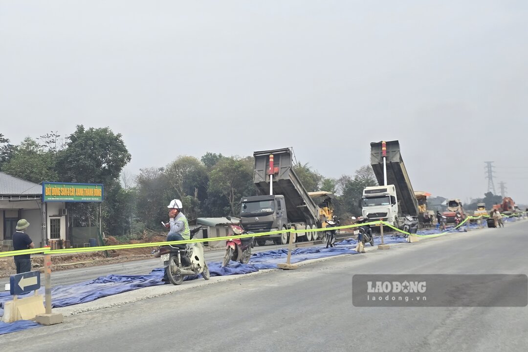 Công tác thi công nền, mặt đường đang được đẩy mạnh. Ảnh: Tô Công