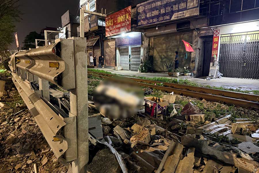 Khu vực xảy ra tai nạn là lối ngang qua đường sắt tự mở. Ảnh: Hiếu Thành