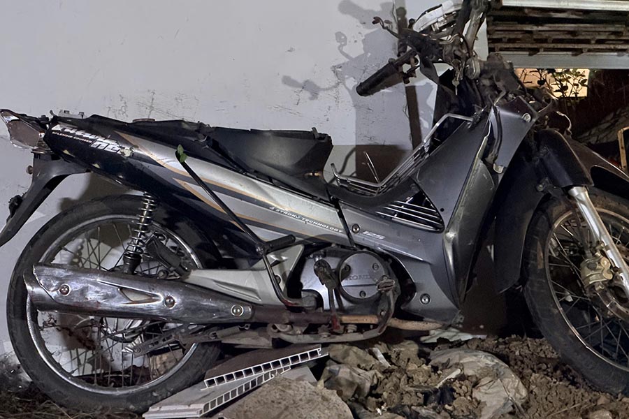 Xe máy hư hỏng nặng sau khi bị tàu hỏa tông văng. Ảnh: Hiếu Thành