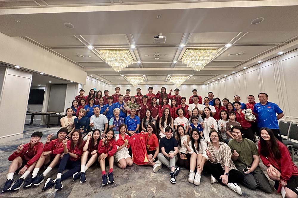 L'équipe nationale féminine vietnamienne reçoit des visites et des encouragements de la communauté vietnamienne à Perth avant le match contre le Japon. Photo: VFF