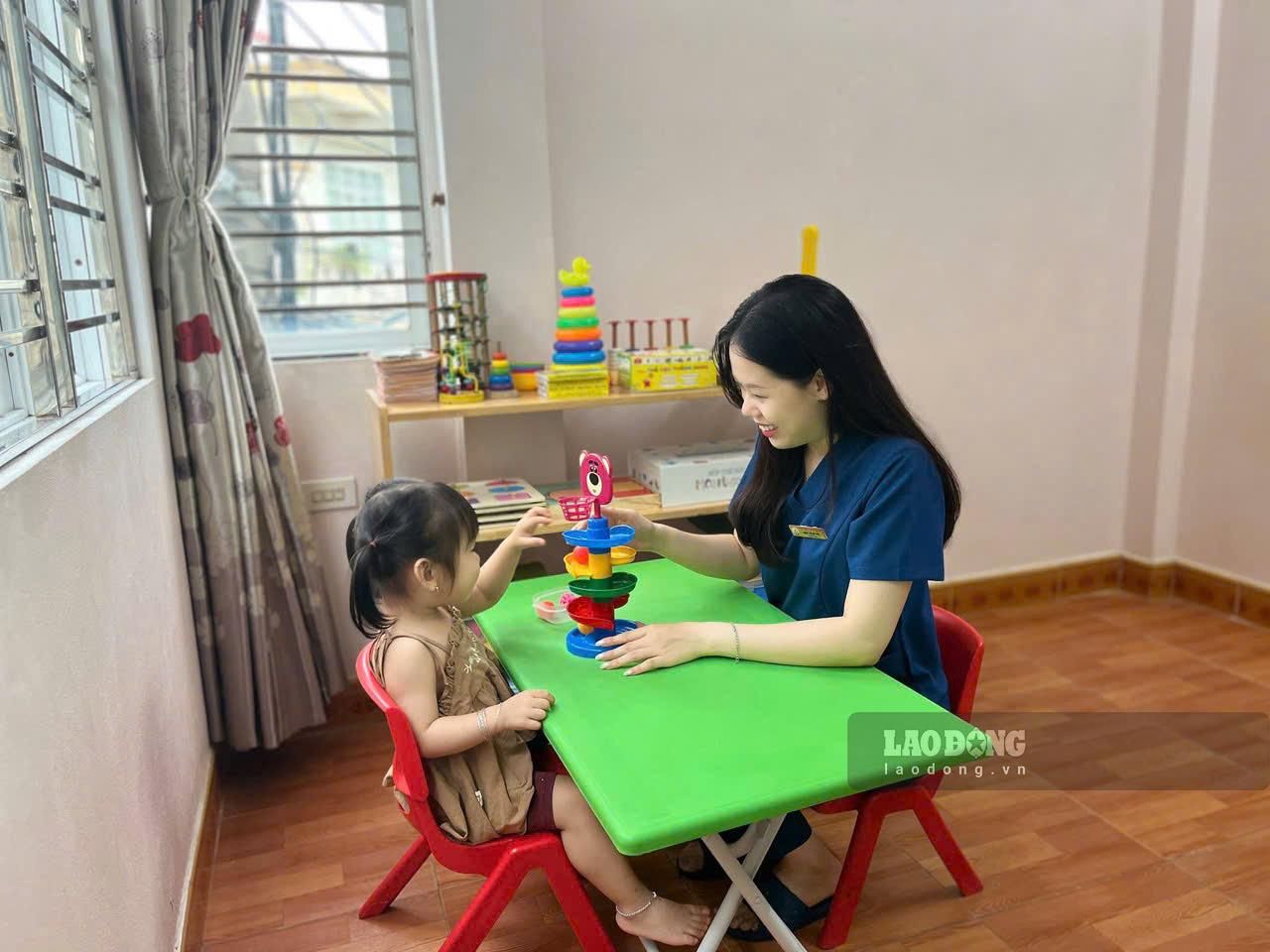 Mỗi trẻ đặc biệt sẽ có giáo trình dạy riêng. Ảnh: Văn Đức 