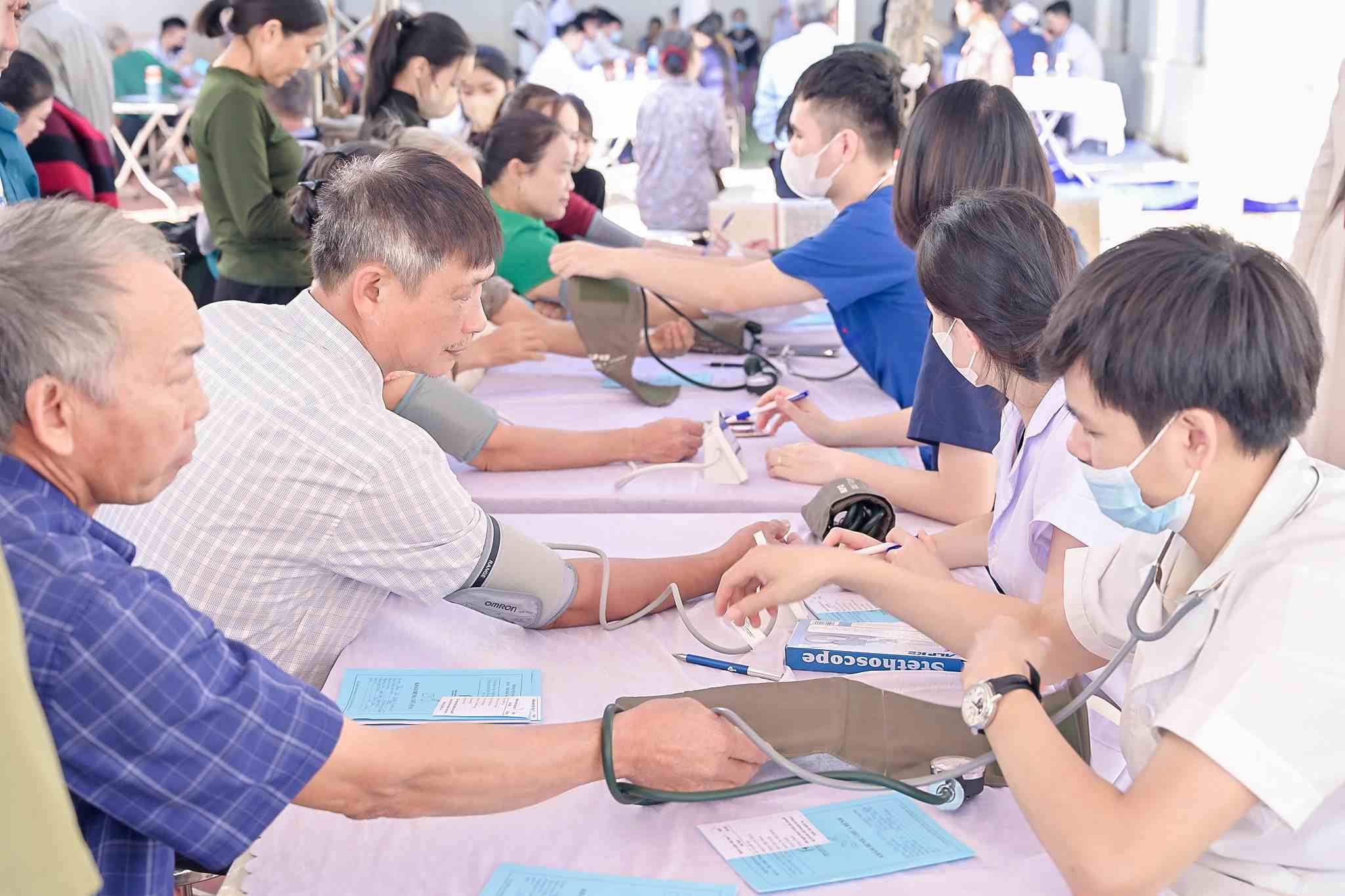 Students of Hanoi Medical University, resident doctors examine patients. Photo: Hanoi Medical University