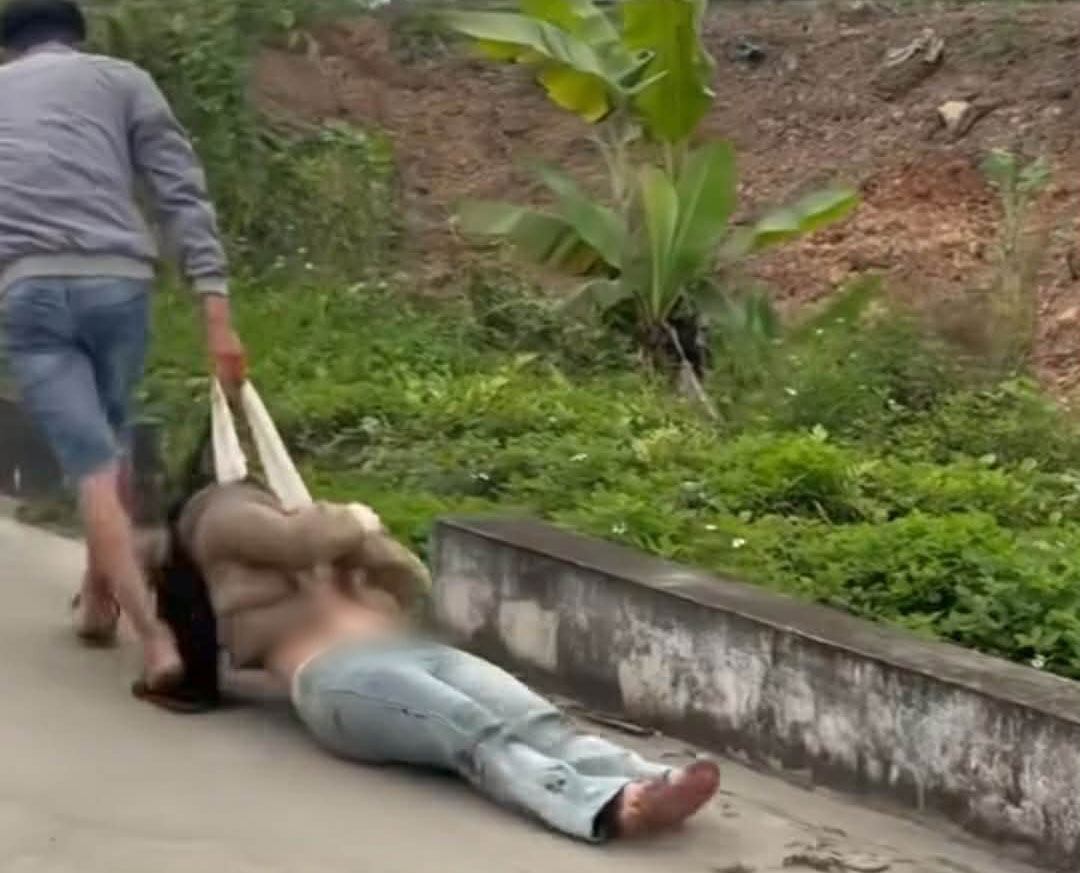 Xôn xao clip of a girl being dragged on the road in An Thanh commune. Photo cut from clip