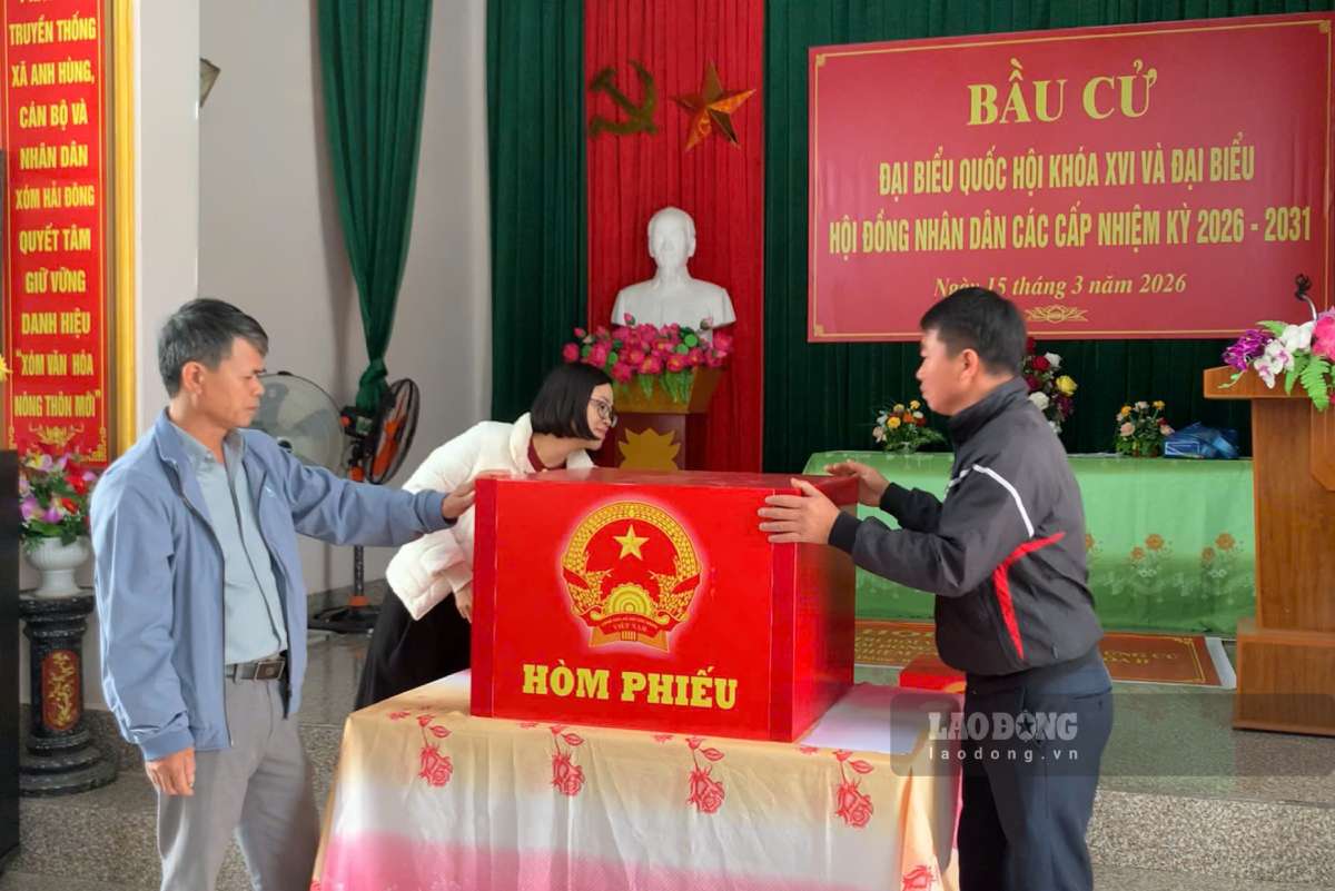 Ninh Binh voters arrange work to participate in the election day. Photo: Luong Ha
