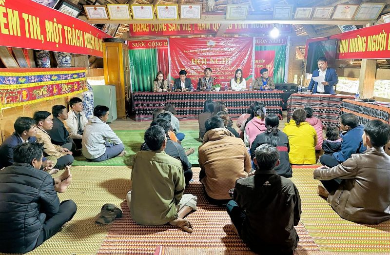 Propaganda for elections to get closer to people in Da Nang highlands. Photo: Pa Rai