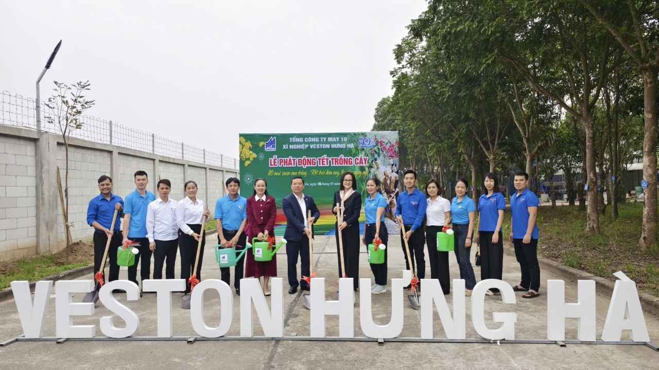 Hoạt động trồng 36 cây phong linh vàng được tổ chức trong khuôn viên Xí nghiệp Veston Hưng Hà (Hưng Yên).