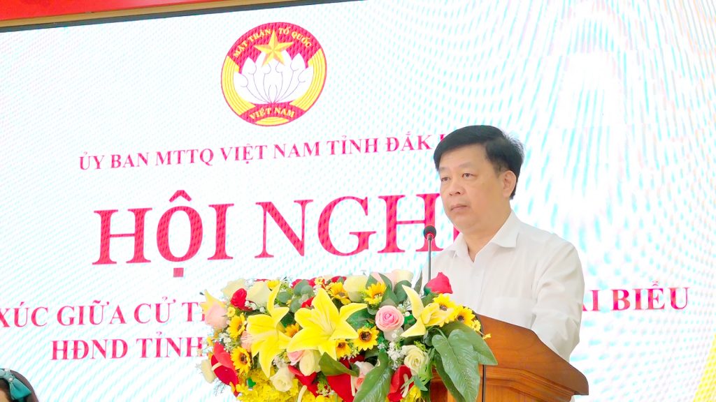 Ứng cử viên Trần Quang Trung trình bày chương trình hành động. Ảnh: UBND xã Ea Kar