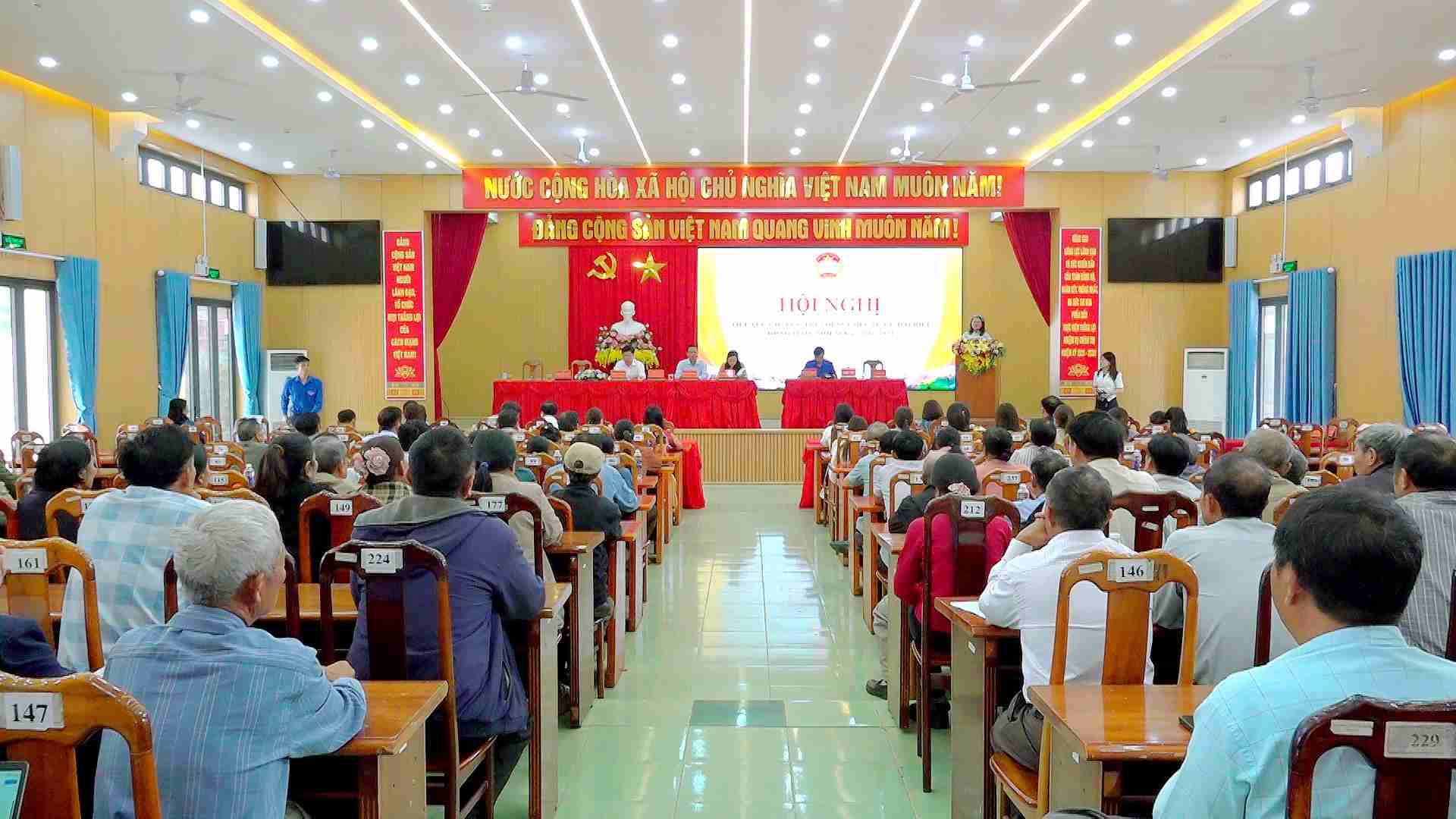 Quang cảnh buổi tiếp xúc cử tri. Ảnh: UBND xã Ea Kar