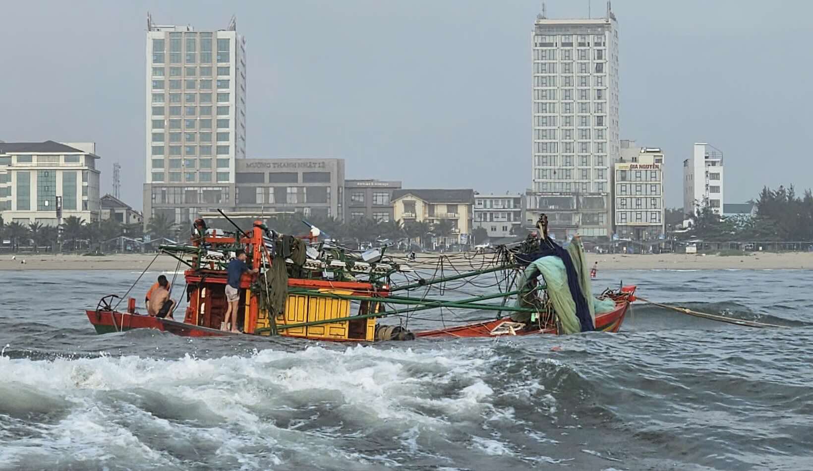 Bateau de pêche à Quảng Trị renversé. Photo: Poste de garde-frontière Nhật Lệ