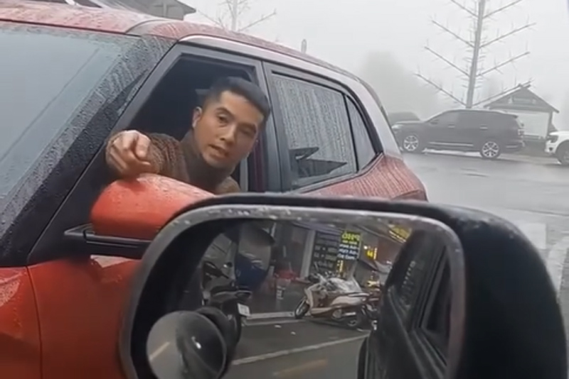 The driver went against traffic, locked the car in the middle of the road and loudly challenged the law-abiding person. Screenshot