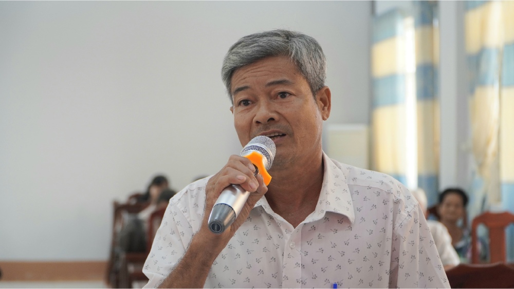 Cử tri tham dự hội nghị nêu ý kiến.  Ảnh: Nguyên Anh