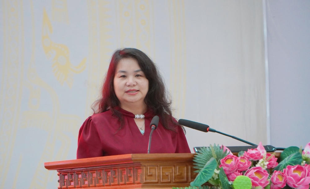 Bà Nguyễn Quỳnh Liên phát biểu tại buổi tiếp xúc cử tri. Ảnh: Nguyên Anh