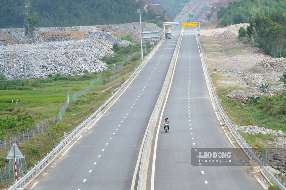 The component project of the Hoai Nhon - Quy Nhon expressway has been completed but still cannot be opened to traffic. Photo: Hoai Phuong