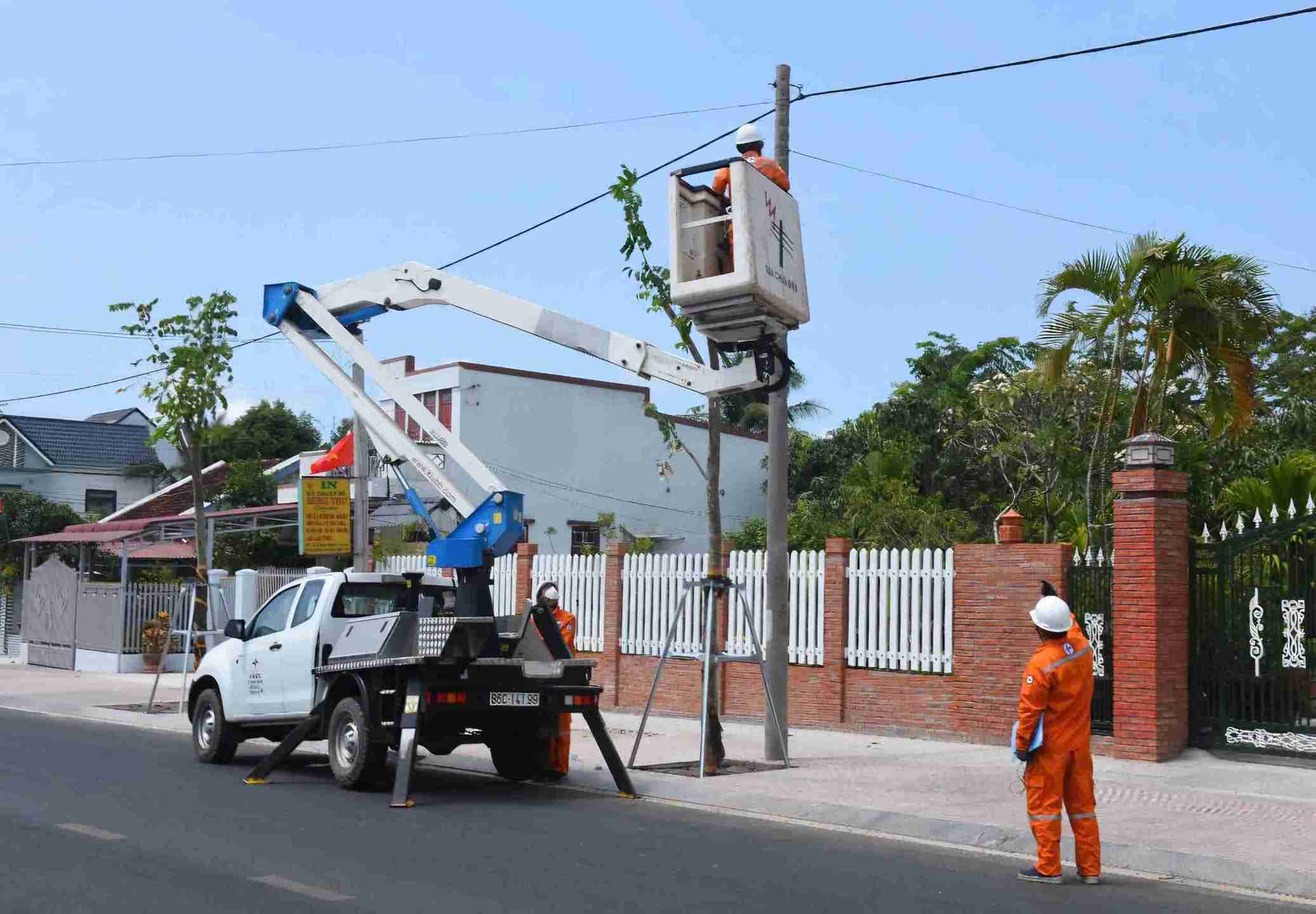 Các Điện lực trực thuộc Điện lực Lâm Đồng thực hiện việc kiểm tra, bảo trì đảm bảo cung cấp điện. Ảnh: Diệp Quỳnh 