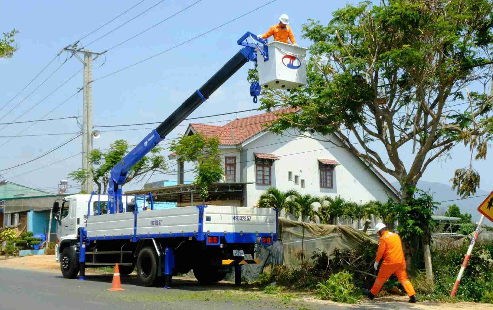 Lam Dong Electricity proactively deploys plans to ensure power grid safety to serve the election. Photo: Phuc Khanh