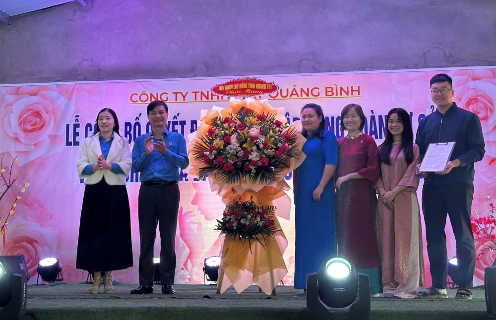 La Fédération du travail de la province de Quảng Trị organise une cérémonie pour annoncer la décision de création du syndicat de base de la société à responsabilité limitée May Quảng Bình. Photo: Syndicat de Quảng Trị