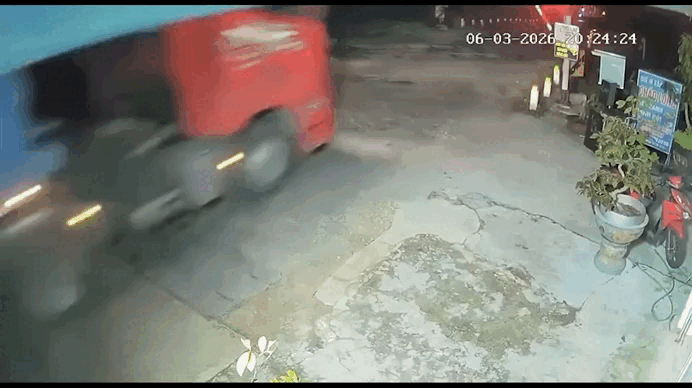 Clip tàu hỏa tông đứt đôi xe đầu kéo ở Quảng Ngãi. Clip: ĐÔNG GIANG