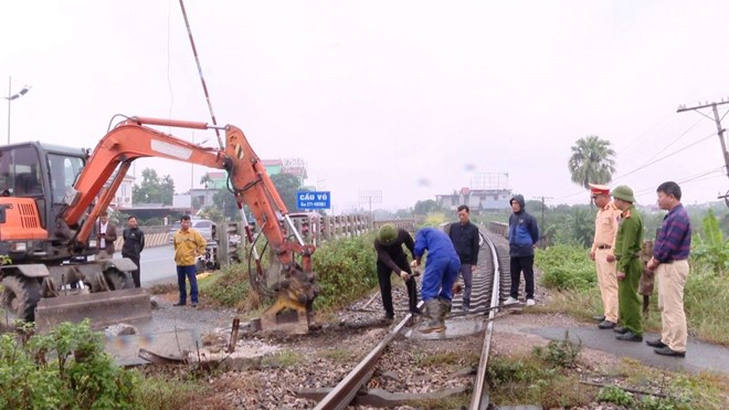 Removing the self-opened railway passageway is still slow, there are still more than 2,400 dangerous points. Photo: Nguyen Truong