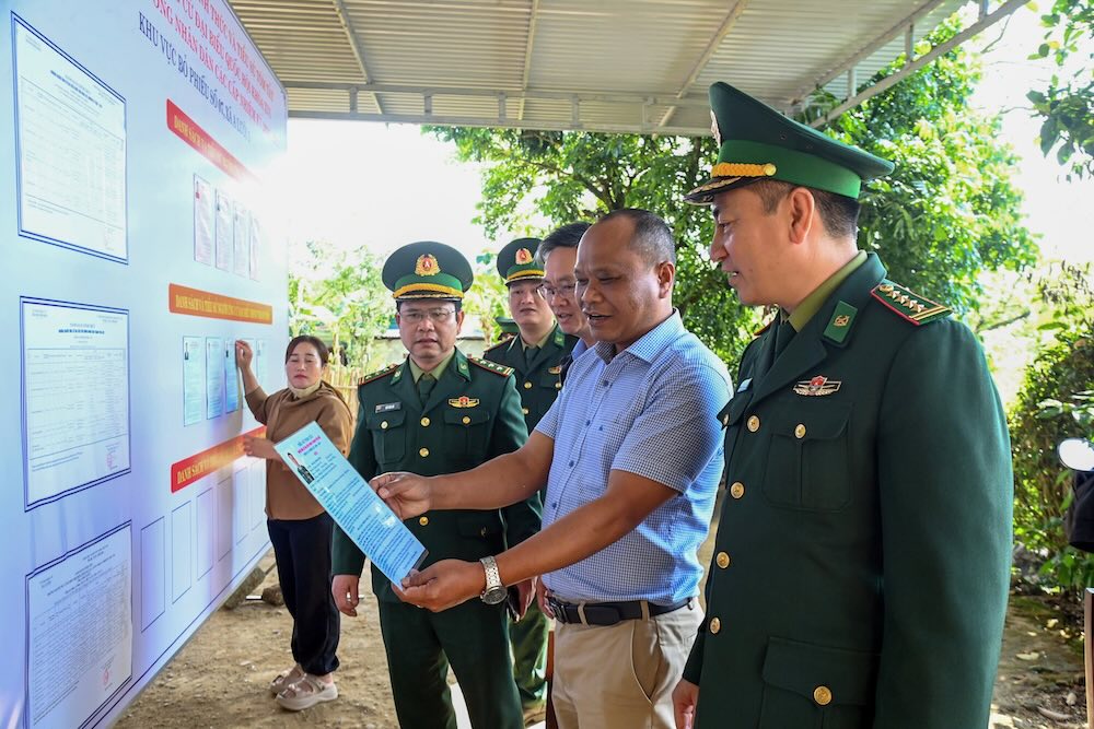 Kiểm tra công tác chuẩn bị cho bầu cử ở các xã biên giới. Ảnh: Võ Tiến