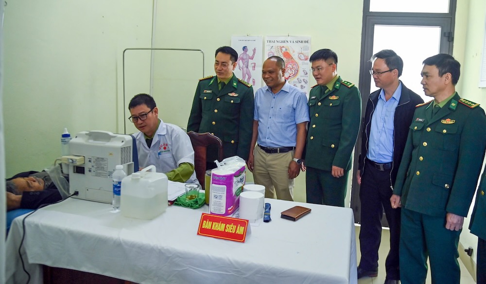 Biên phòng TP Huế khám sức khỏe cho người dân. Ảnh: Võ Tiến