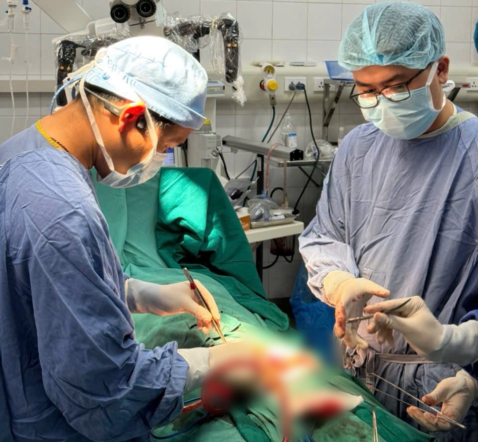 Doctors provide emergency care for a man who cut off his genitals. Photo: BVCC