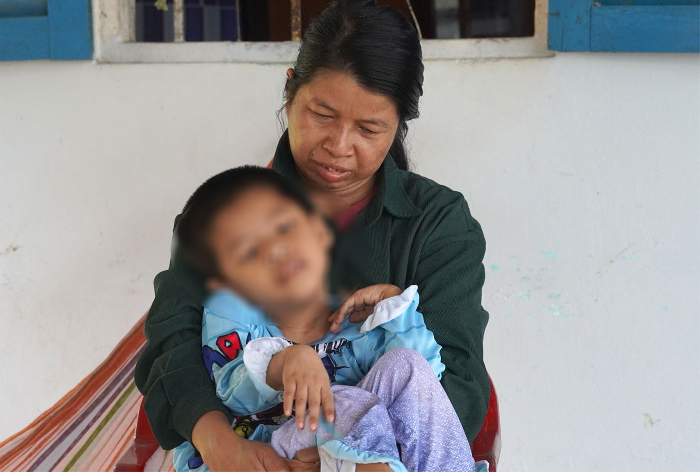 The sick daughter and grandchild of Mr. and Mrs. Ly Tai and Thach Thi Suol. Photo: Phuong Anh