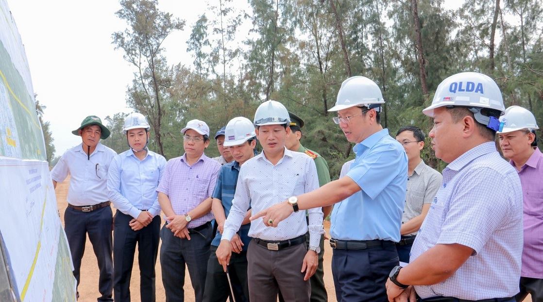 Ông Nguyễn Công Hoàng - Phó Chủ tịch UBND tỉnh Quảng Ngãi (đứng hàng thứ nhất, từ phải qua) kiểm tra, chỉ đạo đẩy nhanh tiến độ thi công dự án Đường ven biển Dung Quất - Sa Huỳnh giai đoạn IIb. Ảnh: UBND tỉnh Quảng Ngãi