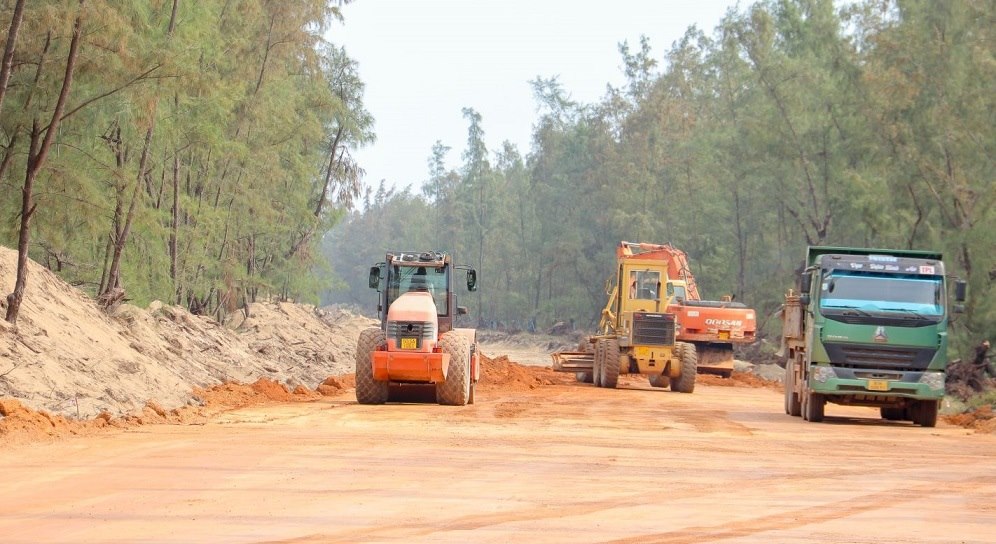 L'entrepreneur se concentre sur l'accélération de la progression de la construction du projet de route côtière Dung Quat - Sa Huynh. Comité populaire provincial de Quang Ngai