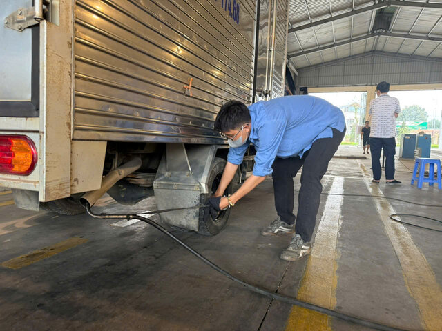 Đăng kiểm viên thực hiện quy trình đo khí thải xe diesel. Ảnh: Minh Nguyễn