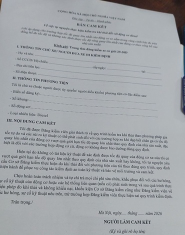 Mẫu bản cam kết dành cho chủ xe nếu muốn tiếp tục đo khí thải. Ảnh: Hữu Lộc
