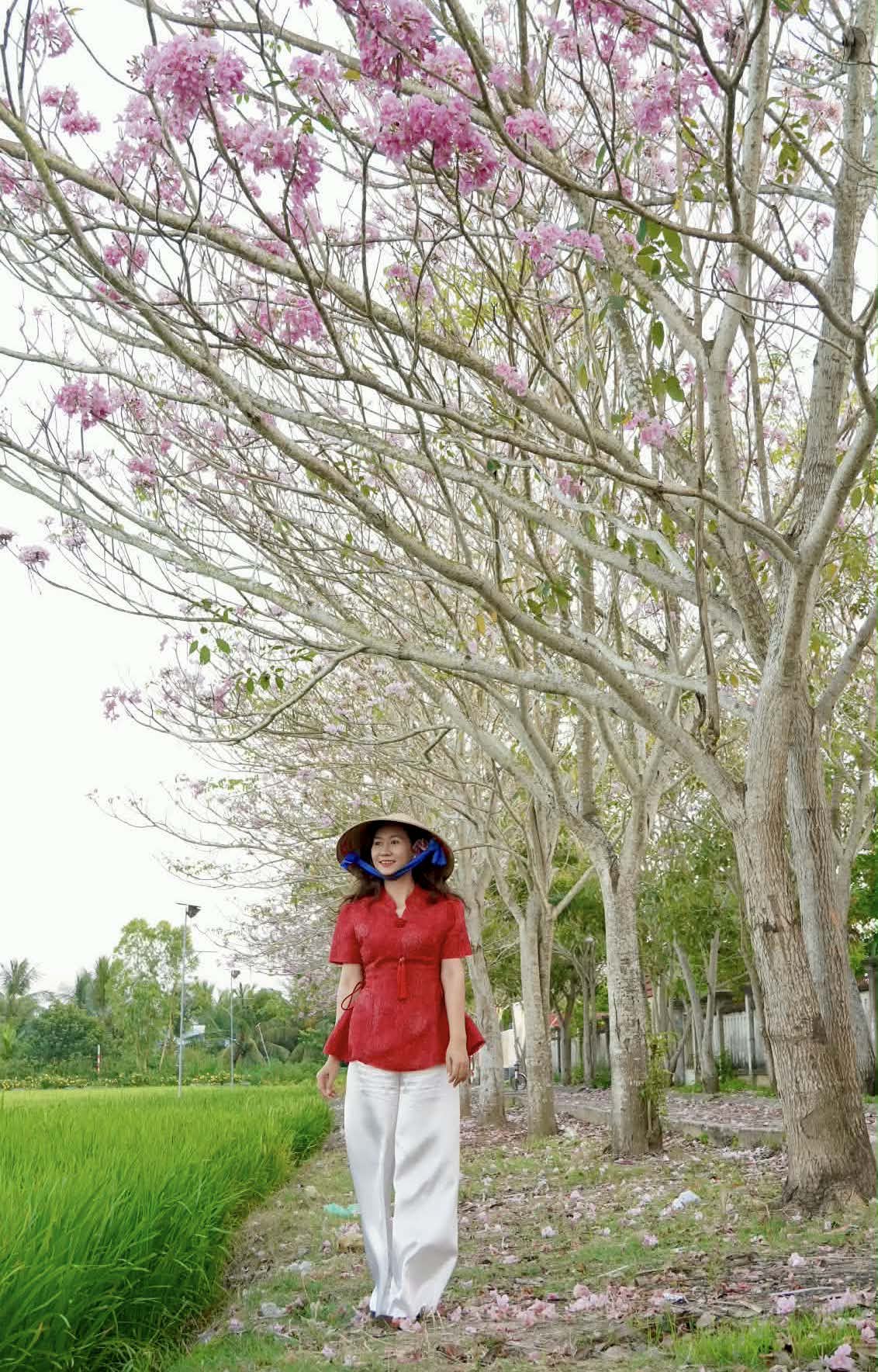 Tuyến đường hoa kèn hồng dẫn vào Trạm Y tế xã Thuận Hòa (TP Cần Thơ) cũng thu hút nhiều người đến tham quan, chụp ảnh nhờ khung cảnh thơ mộng, hài hòa giữa hàng cây nở rộ và cánh đồng ruộng yên bình.