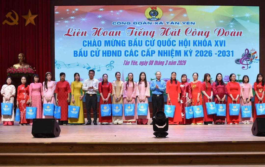 Leaders of the Bac Ninh Provincial Labor Federation present gifts to trade union members and workers. Photo: Thanh Nga