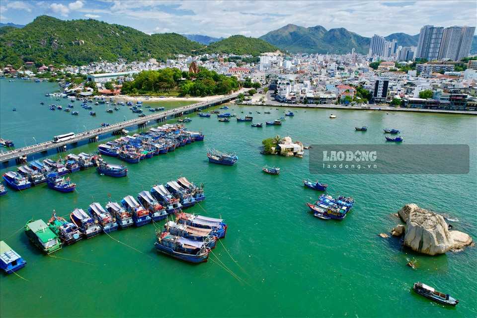 Functional agencies will strengthen food safety inspections at famous tourist areas in Khanh Hoa. Photo: Huu Long