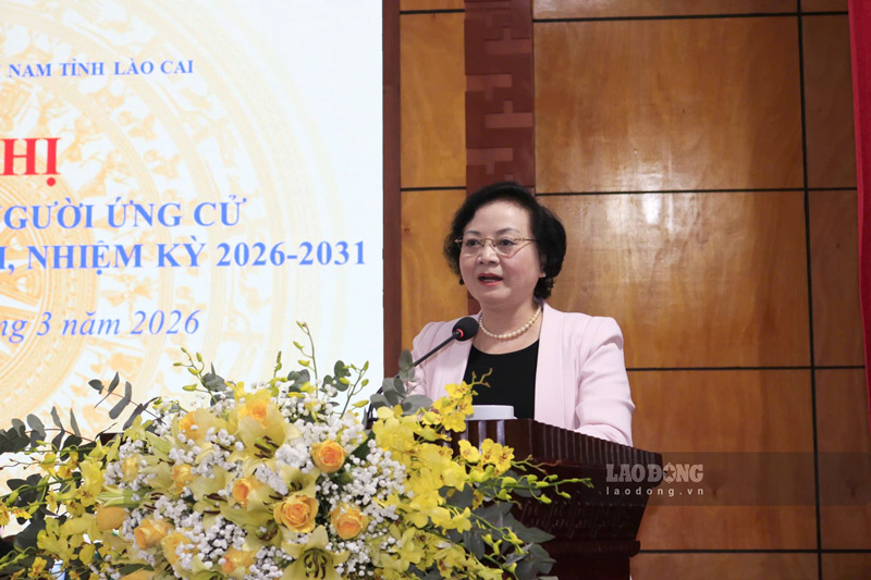 Deputy Prime Minister Pham Thi Thanh Tra answers issues of concern to voters at the Conference. Photo: Van Duc