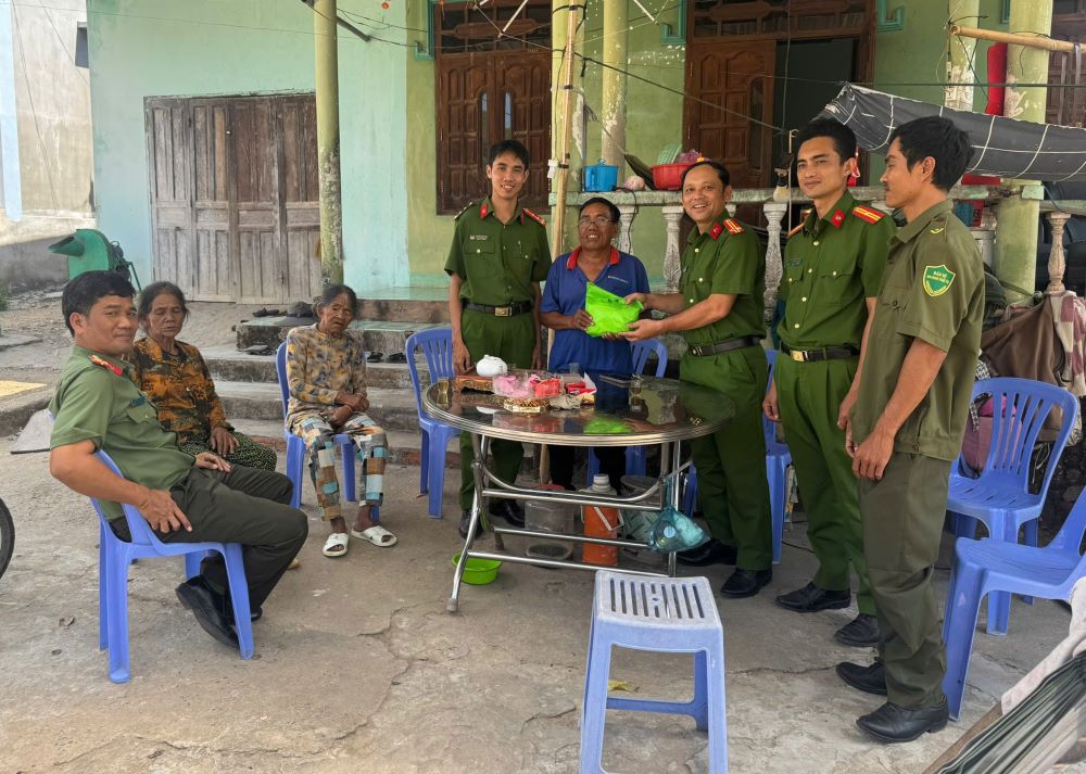 Công an xã Đông Giang đến thăm già làng, người có uy tín. Ảnh: Phạm Duy