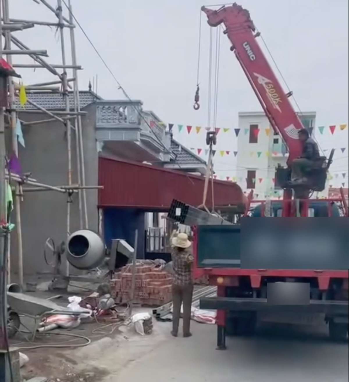 Ninh Binh Provincial Traffic Police Department fined drivers for parking against traffic. Photo: Cut from clip
