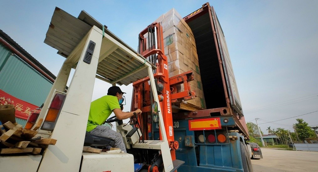 Công ty TNHH Mega Eco ở Quảng Ngãi chuyên sản xuất mo cau xuất khẩu sang Mỹ, Châu Âu... nỗ lực vượt qua khó khăn trong bối cảnh giá xăng dầu tăng vọt. Ảnh: Đỗ Ngọc Thông