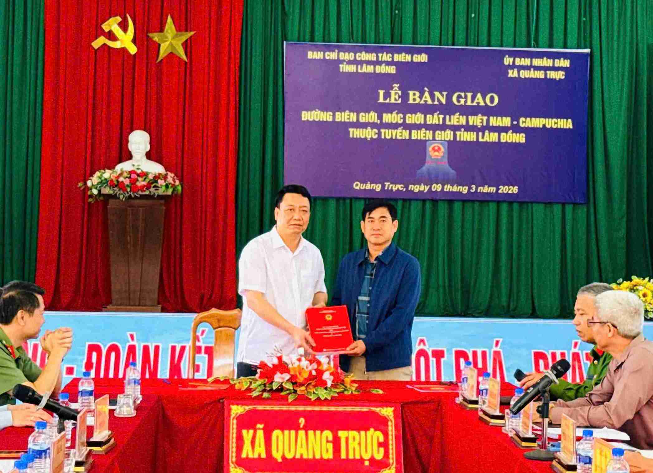 Cơ quan chức năng của tỉnh tiến hành việc bàn giao đường biên giới mới. Ảnh: Hồng Hoa