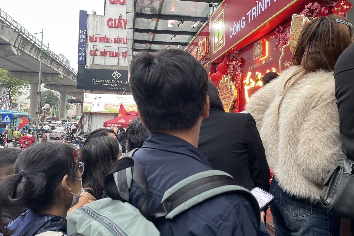 Mặc dù bên trong cửa hàng đã chật kín chỗ nhưng lượng khách mới đến liên tục tăng. Ảnh: Hạ Linh 