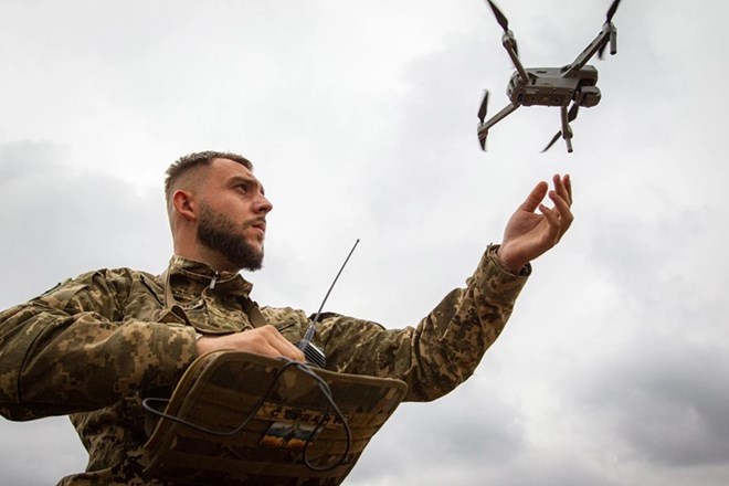 A Ukrainian soldier is launching a drone. Photo: AFP