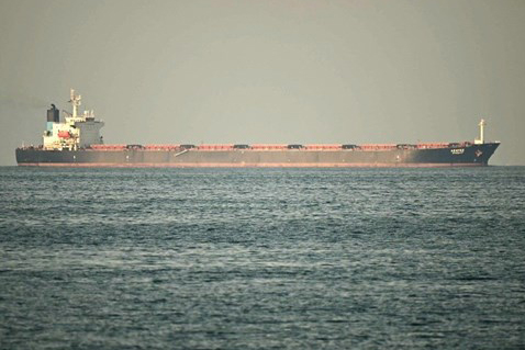 Cargo ship off the coast of Fujairah city (UAE), near the Strait of Hormuz, February 25, 2026. Photo: AFP