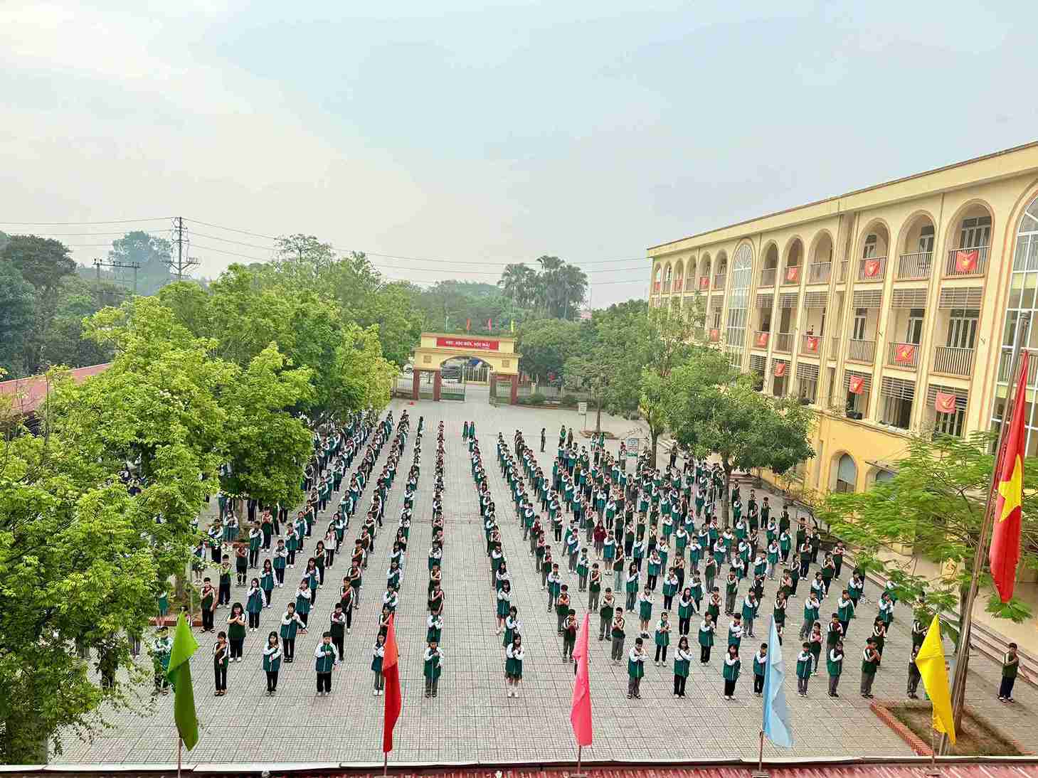 Students of Quang Trung Primary and Secondary School participate in an outdoor physical education class. Photo: Character provided