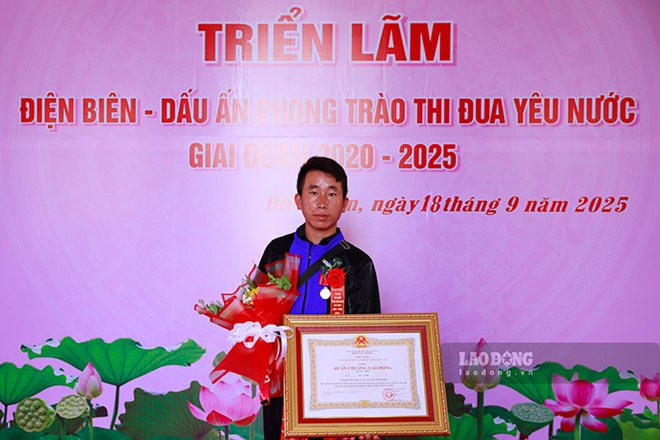 Trưởng bản Mùa A Thi đón nhận Huân chương Lao động hạng Nhất vào tháng 9.2025. Ảnh: Quang Đạt