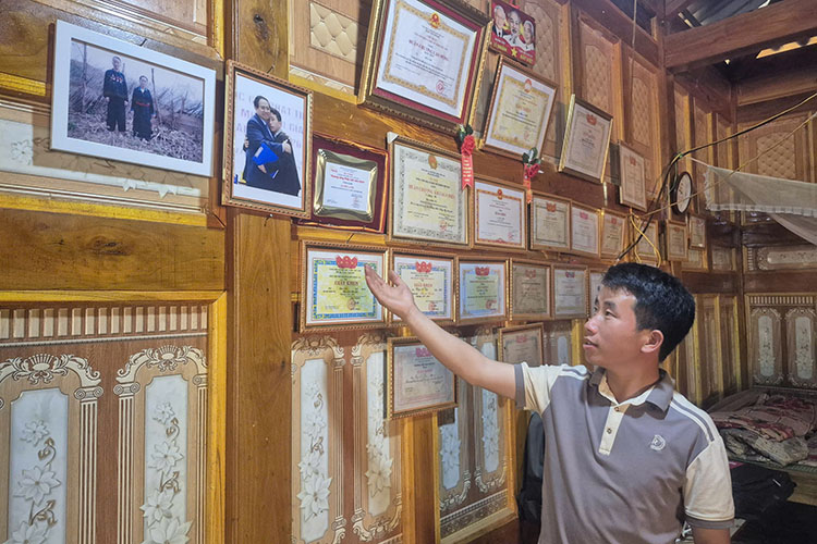 村長のムア・ア・ティと一級労働勲章、ファム・ミン・チン首相との写真、そして多くの表彰状、感謝状。写真:タイン・ダット